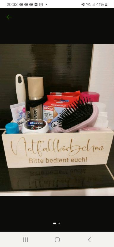 Eine Kiste mit verschiedenen Hygiene- und Pflegeprodukten.