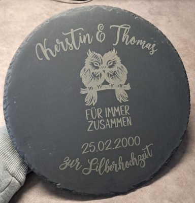 Runde Steinplatte mit Gravur: "Kerstin & Thomas, für immer zusammen, 25.02.2000".