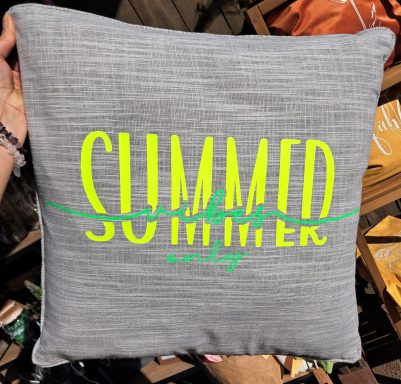 Grau gepolsterter Kissenbezug mit gelbem Schriftzug "SUMMER".