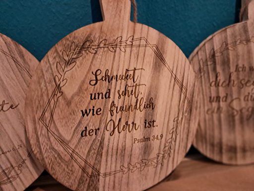 Holzscheiben mit handgeschriebenen Sprüchen zur Weihnachtszeit.