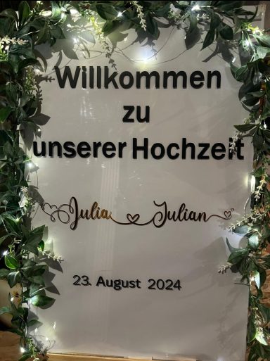 Willkommensschild zur Hochzeit von Julie und Julian am 23. August 2024.