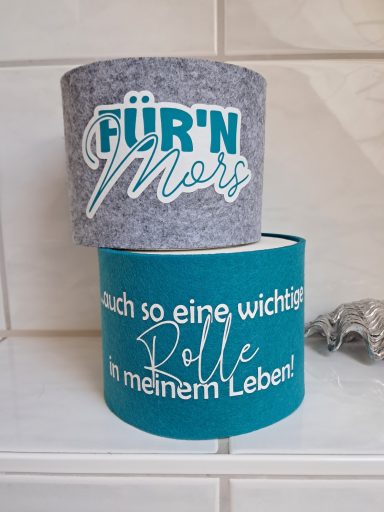 Graue und türkisfarbene Stoffbänder mit Text für besondere Anlässe.