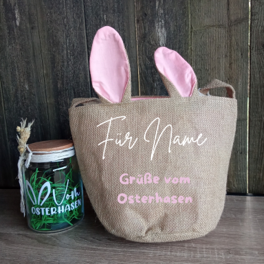 Ein österlicher Jutesack mit Hasenohren und einem Glas mit Pflanzen.