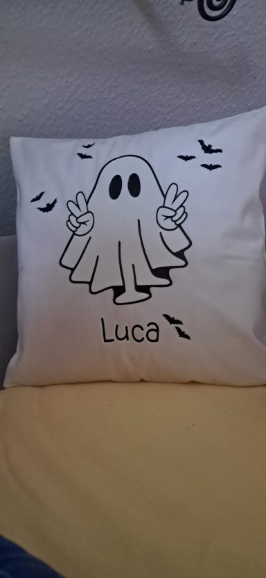 Kissen mit einem gezeichneten Gespenst und dem Namen "Luca".