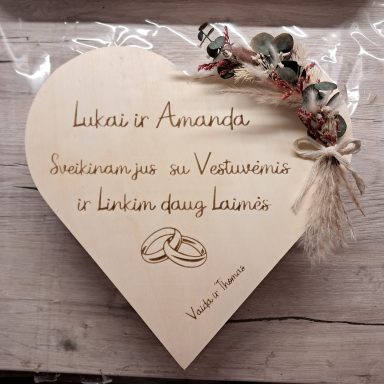 Holzschneider mit Ring-Symbolen und dem Text: "Lukas & Amanda, Sanierung zur Hochzeit".