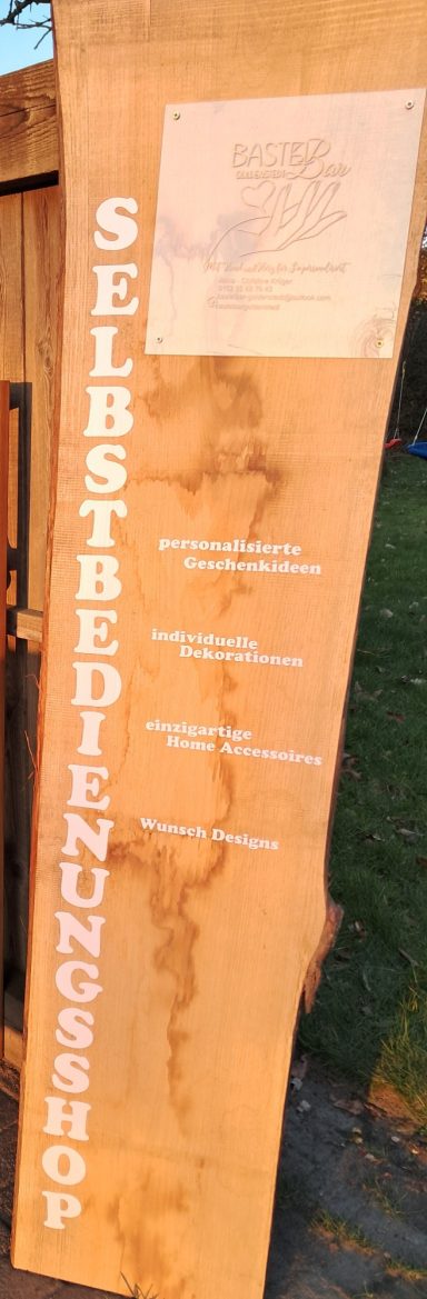 Holzplakat mit Informationen zur Selektion von Bäumeinstellungsarten.