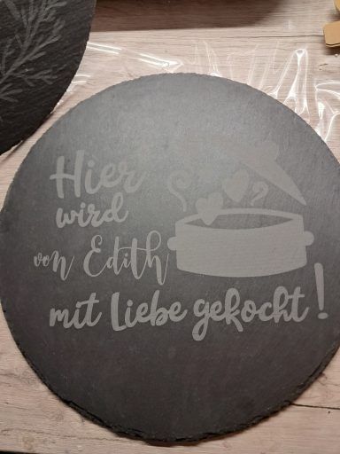 Schieferplatte mit dem Text: "Hier wird in Edith mit Liebe gekocht!"