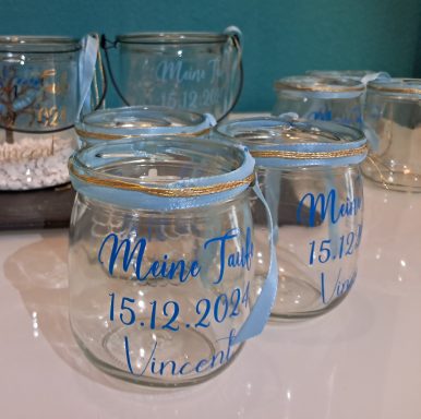 Gläser mit blauer Schrift: "Maine 15.12.2021 Vineyard" und Dekobändern.