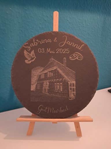 Runde Wandtafel mit Hausmotiv, Gravur von "Sabrina & Jannid, 03 Mai 2020".